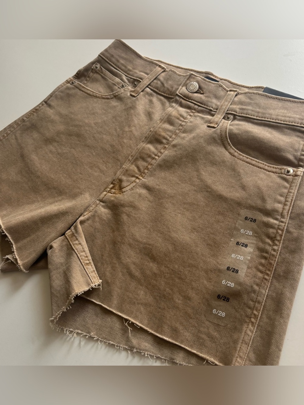 Gap high rise khaki shorts 6/28 raw hem fringe 3.5” inseam casual school denim